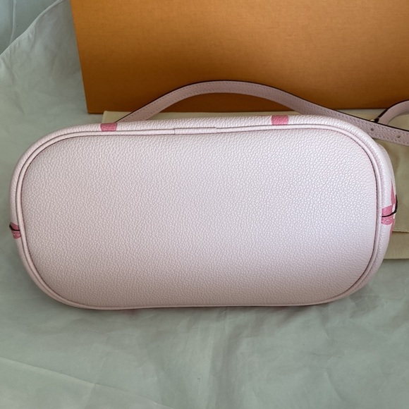 LOUIS Vuitton By The Pool Marshmallow Hobo - Picture 7 of 14